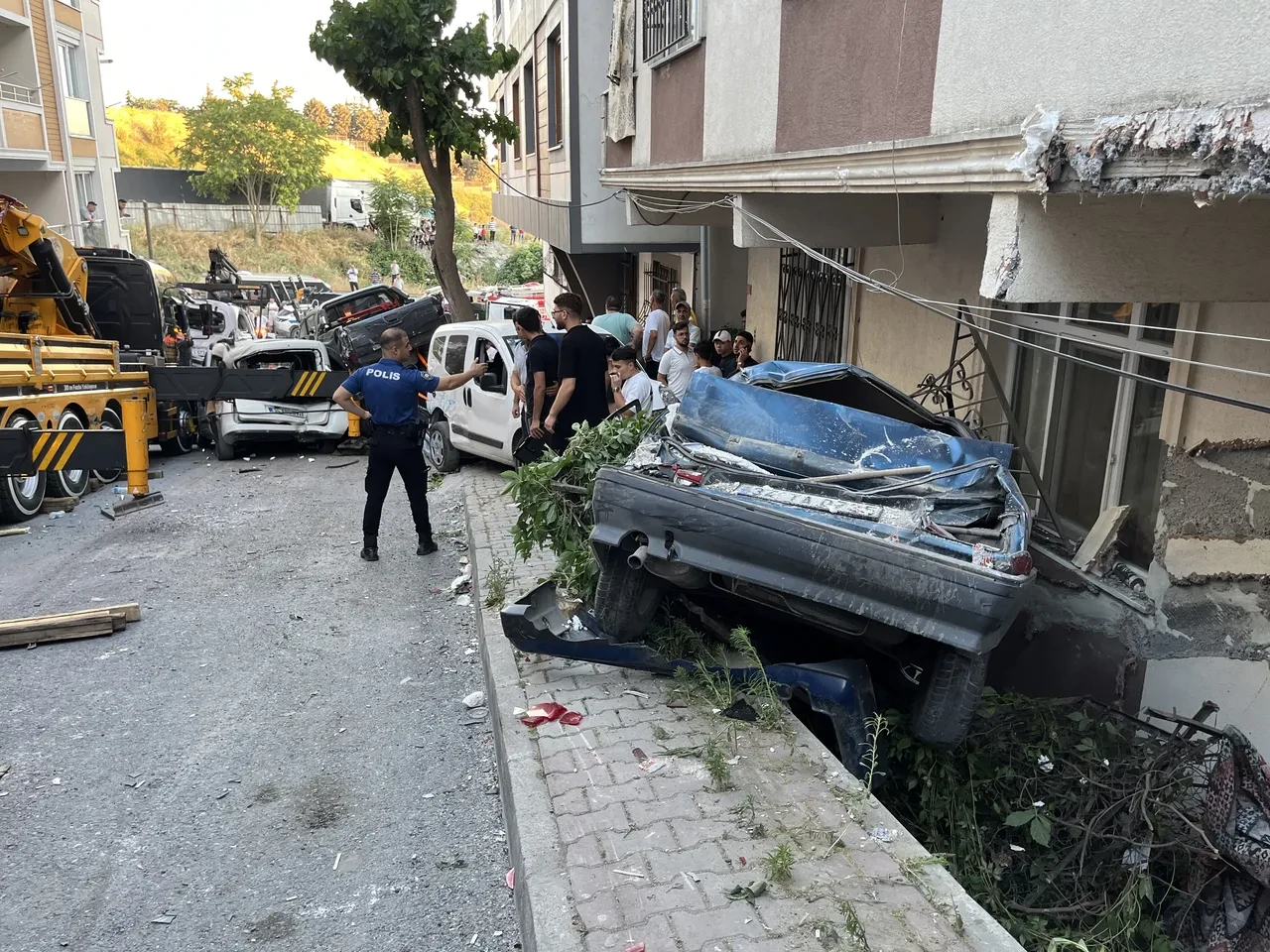 İstanbul'da vinç dehşeti! 23 aracı ezip geçti