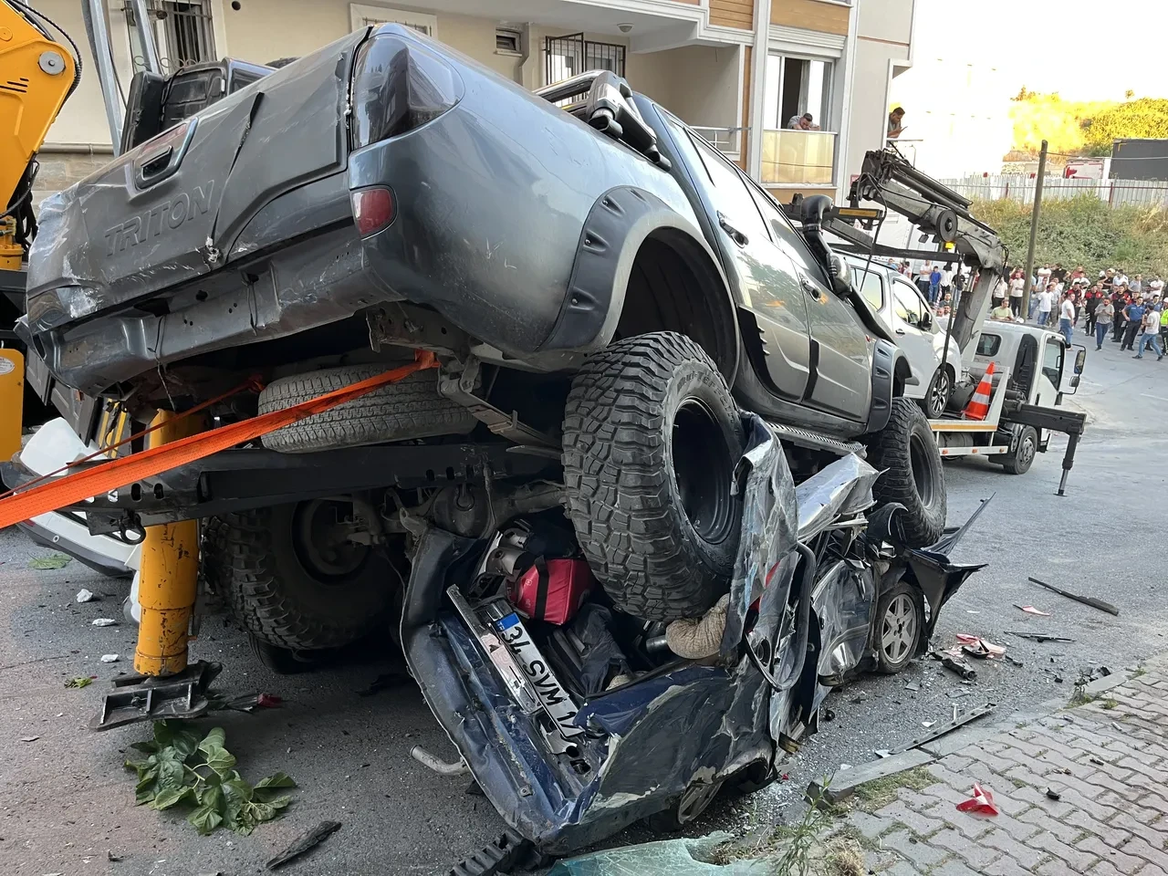 İstanbul'da vinç dehşeti! 23 aracı ezip geçti