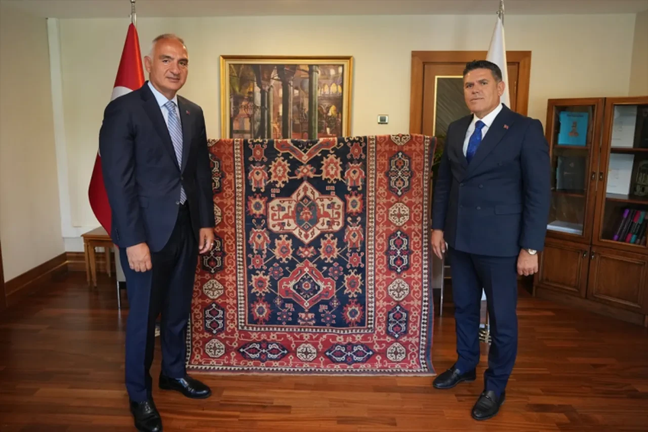 İtalyan koleksiyoner gönüllü iade etti! 5 asırlık Uşak halısı yuvaya döndü