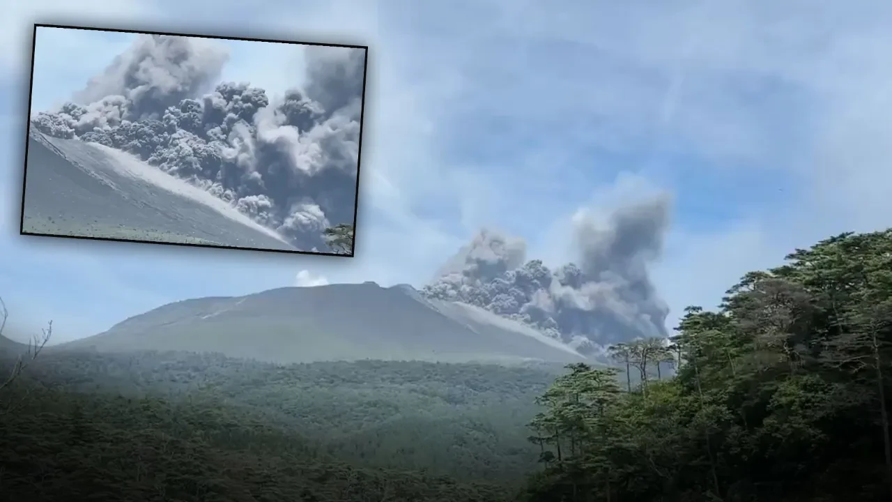 Japonya'da Shinmoedake Yanardağı kül püskürttü! Kara dumanlar metrelerce yükseğe ulaştı