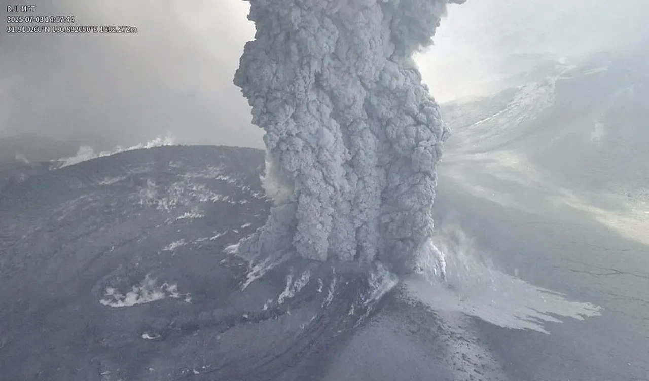 Japonya'da Shinmoedake Yanardağı kül püskürttü! Kara dumanlar metrelerce yükseğe ulaştı