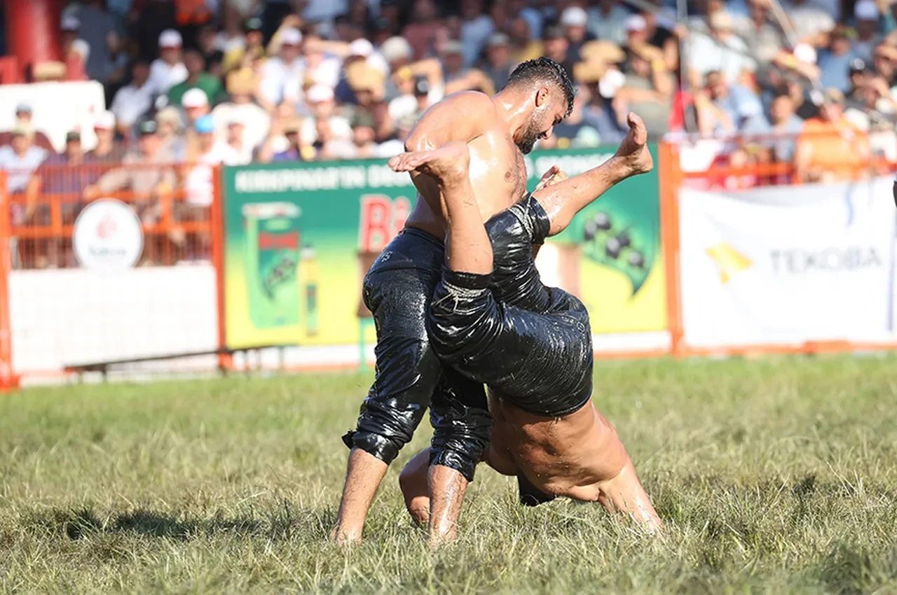 Kırkpınar Yağlı Güreşleri hangi kanalda, saat kaçta? Başpehlivanlık final mücadelesine saatler kaldı