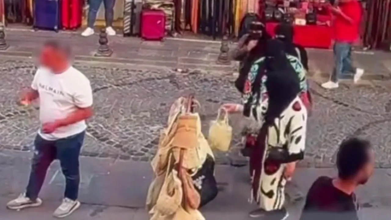 Müşteri gibi gelip göz göre göre hırsızlık yaptılar!
