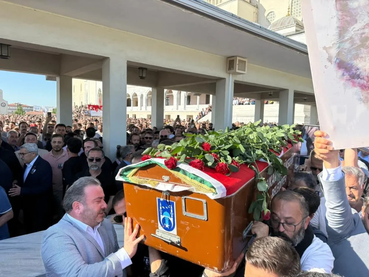 Nihat Genç son yolculuğuna uğurlandı! Cenazedeki isimler dikkat çekti