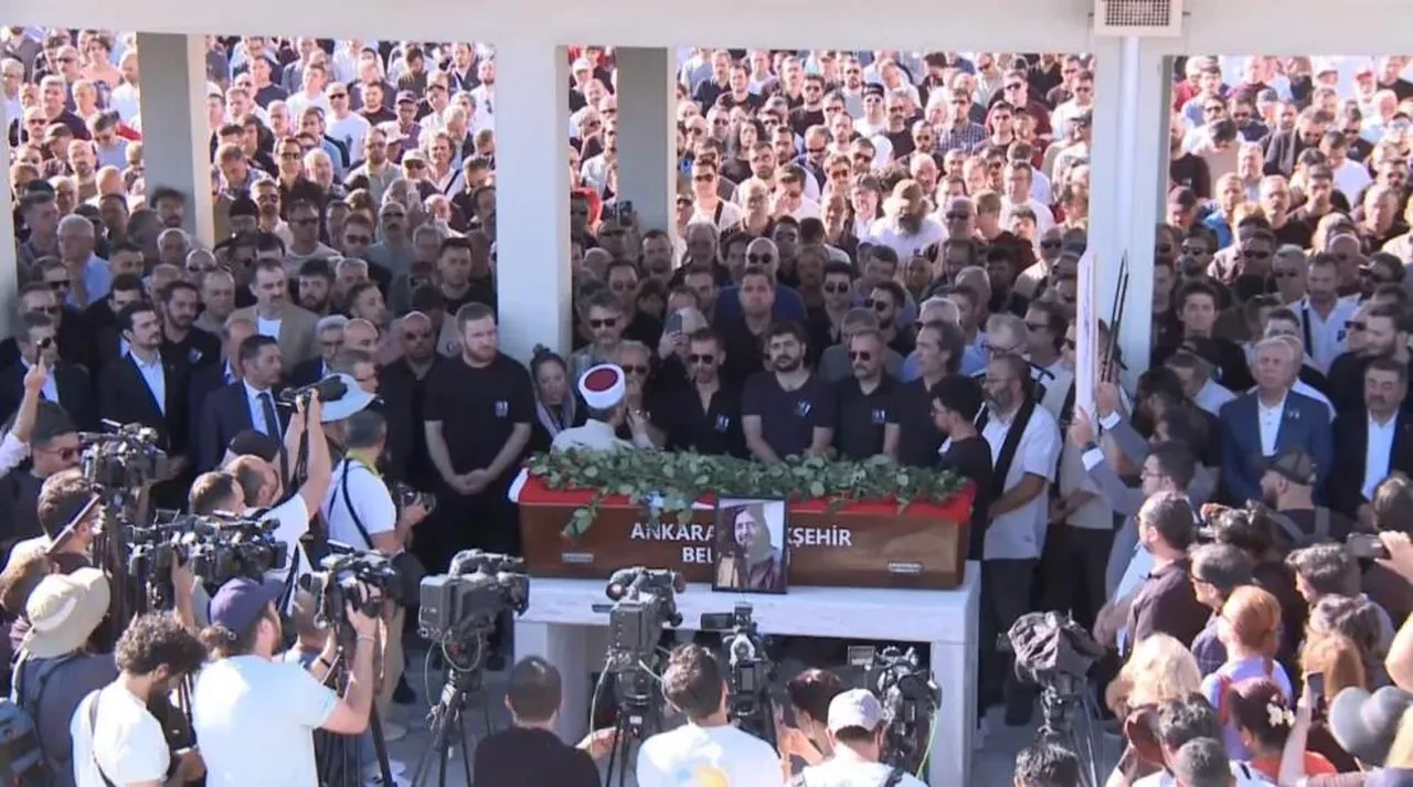 Nihat Genç son yolculuğuna uğurlandı! Cenazedeki isimler dikkat çekti