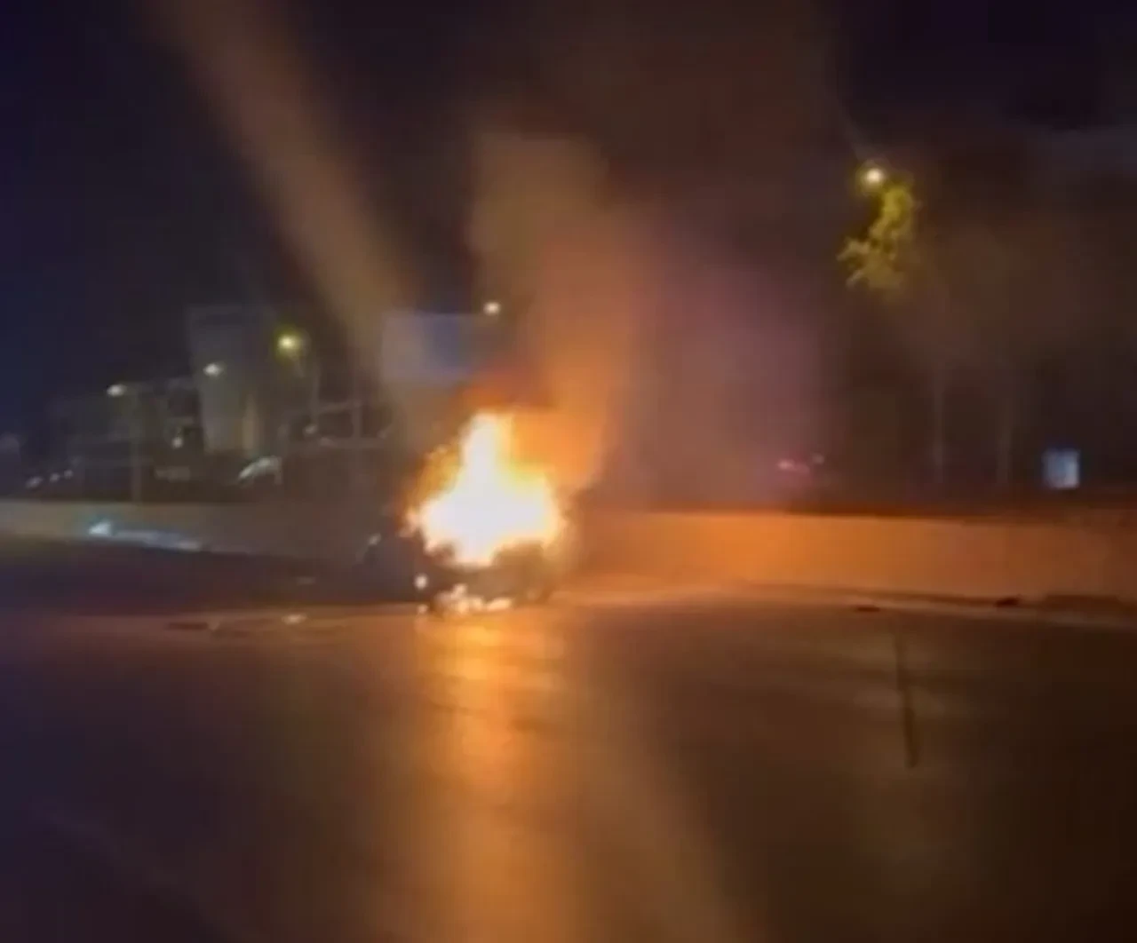 Otomobil yolun ortasında alev alev yandı