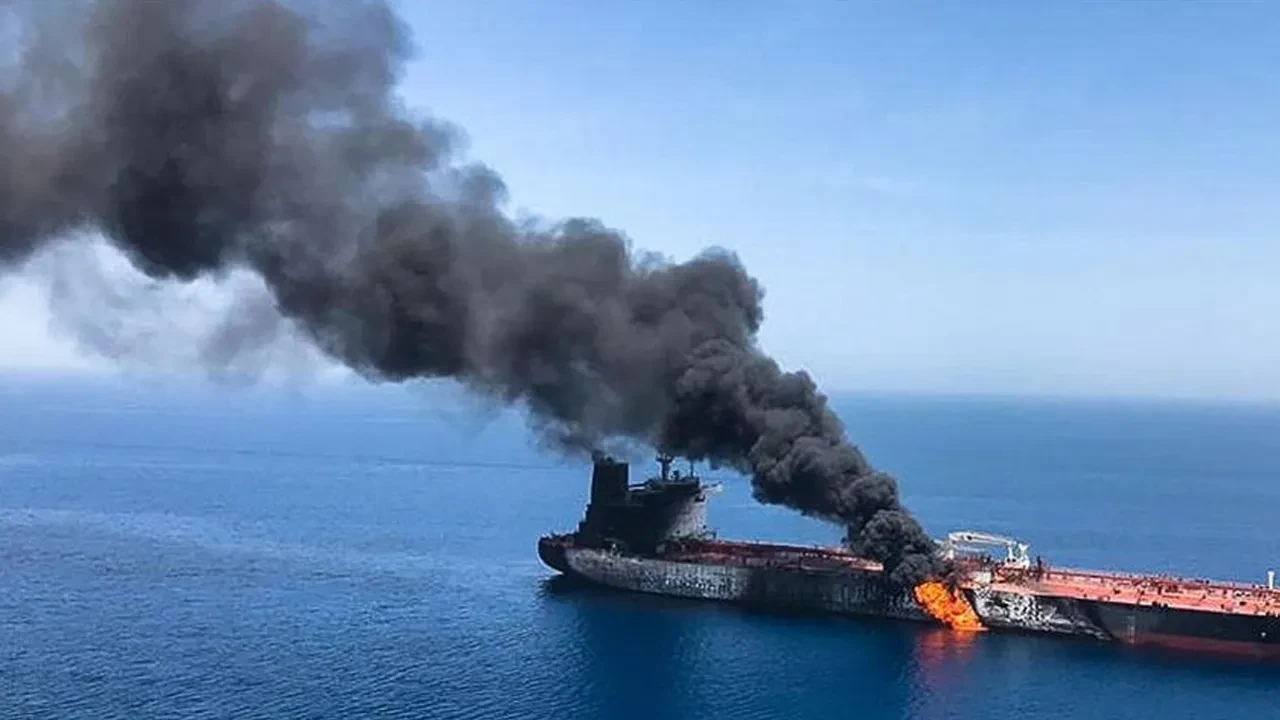 Roketli saldırıya uğrayan gemi Kızıldeniz'de battı