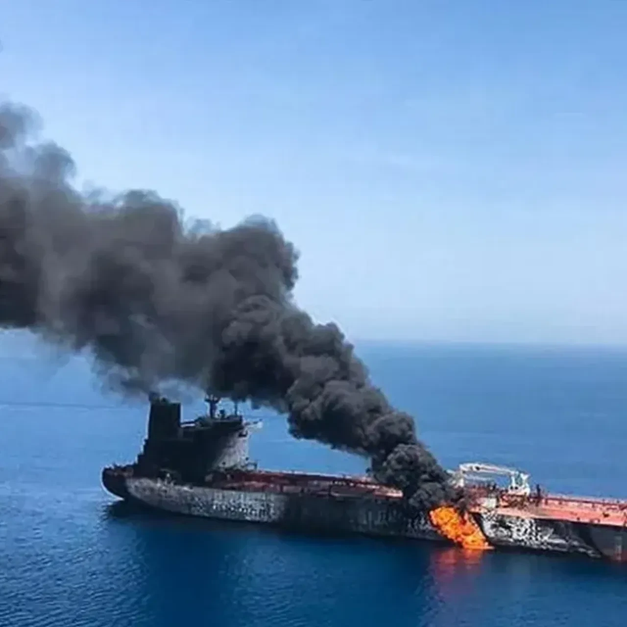 Roketli saldırıya uğrayan gemi Kızıldeniz'de battı