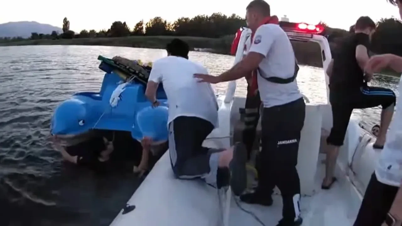 Sapanca Gölü'nde mahsur kaldılar: Deniz bisikleti ve kürek sörfü kabusa dönüştü