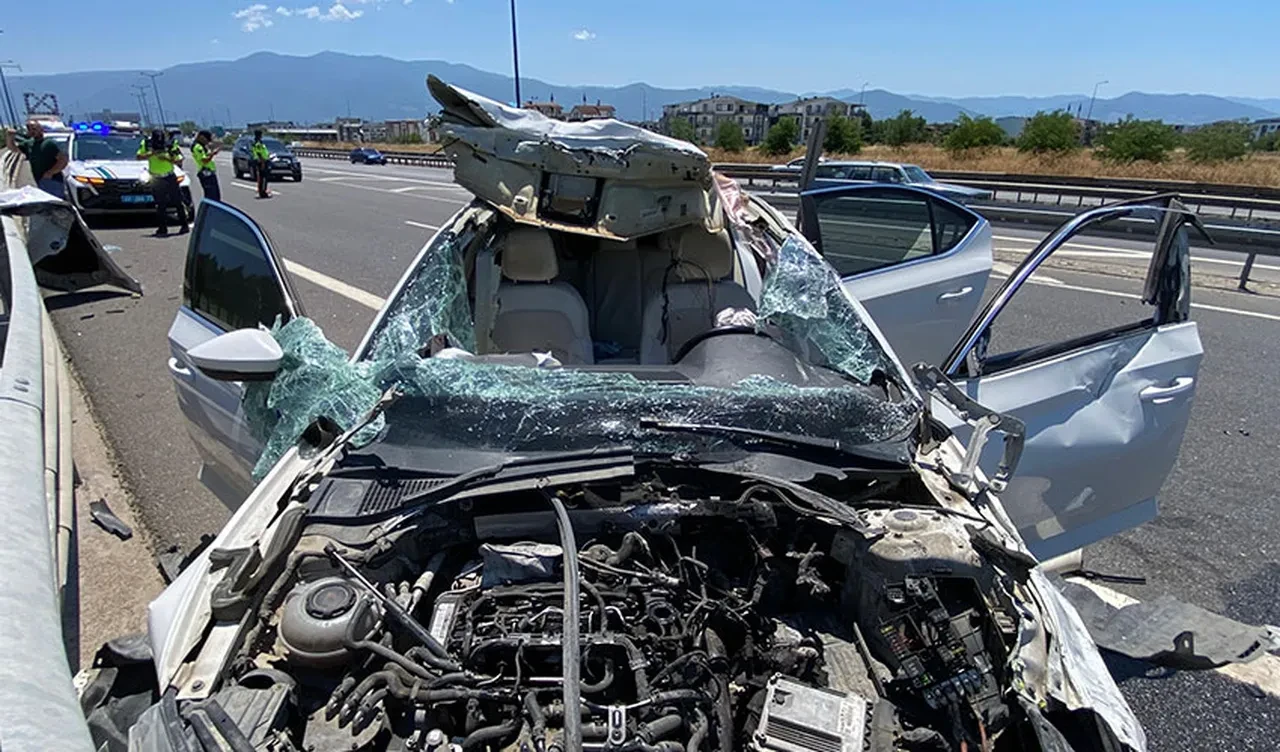 TEM'de feci kaza! Bariyere çarpan aracın tavanı koptu: Yaralılar var