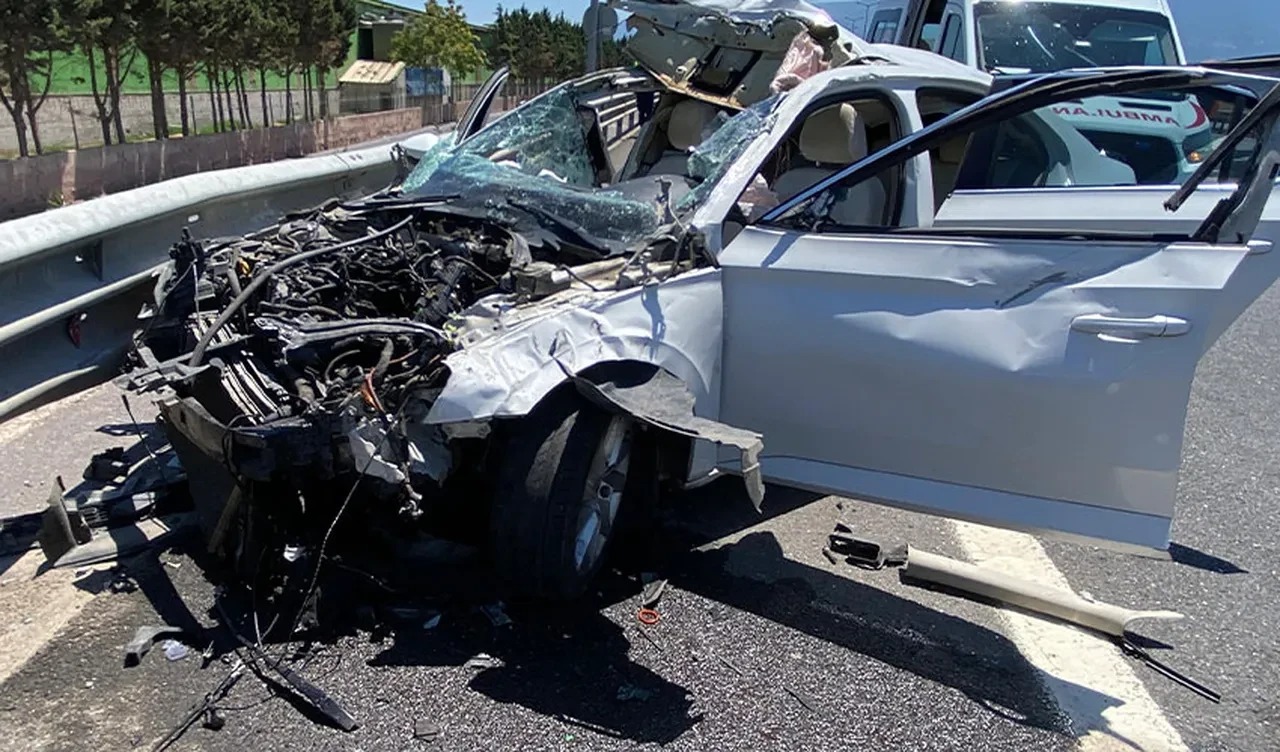 TEM'de feci kaza! Bariyere çarpan aracın tavanı koptu: Yaralılar var