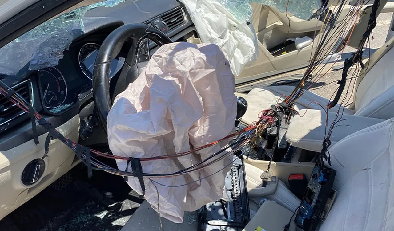 TEM'de feci kaza! Bariyere çarpan aracın tavanı koptu: Yaralılar var