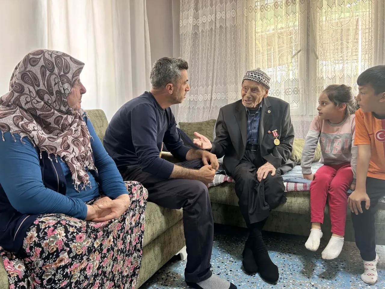 Torununun torununu gördü! İşte 103 yaşındaki Derviş amcanın uzun yaşam sırrı 