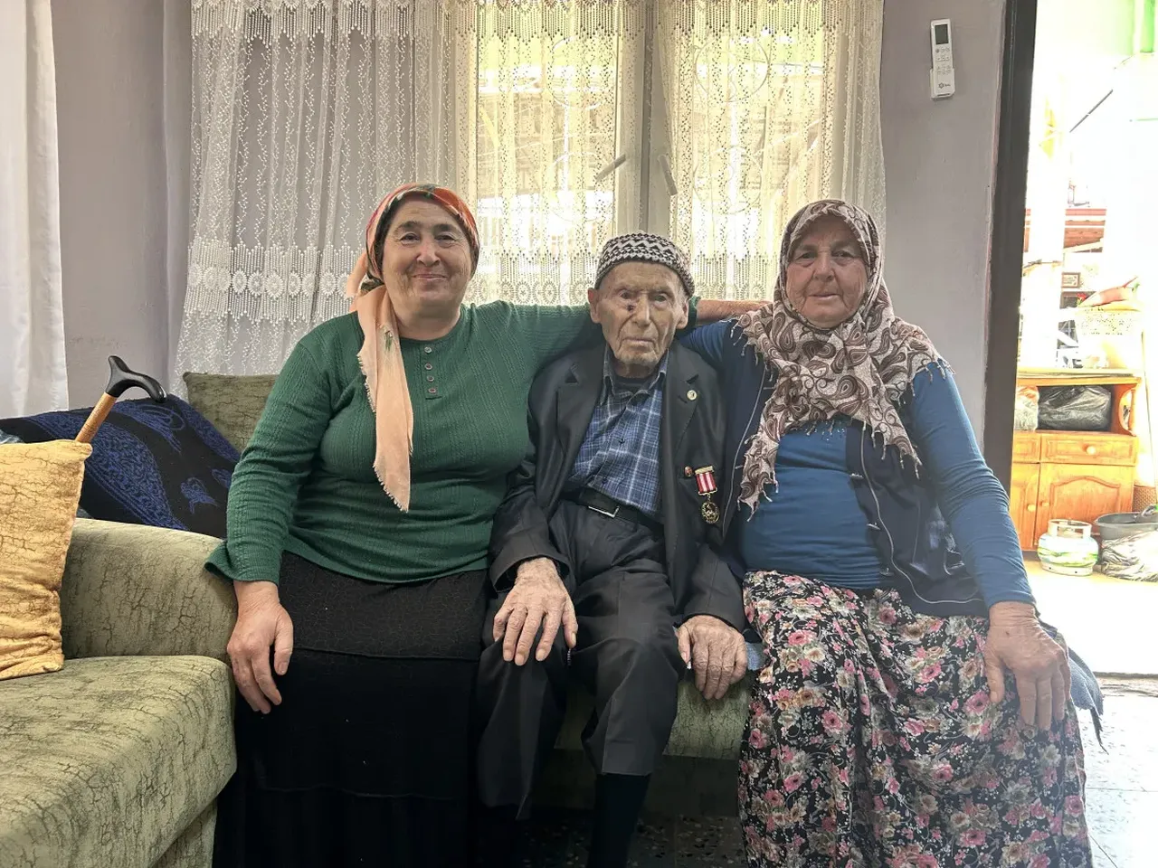 Torununun torununu gördü! İşte 103 yaşındaki Derviş amcanın uzun yaşam sırrı 
