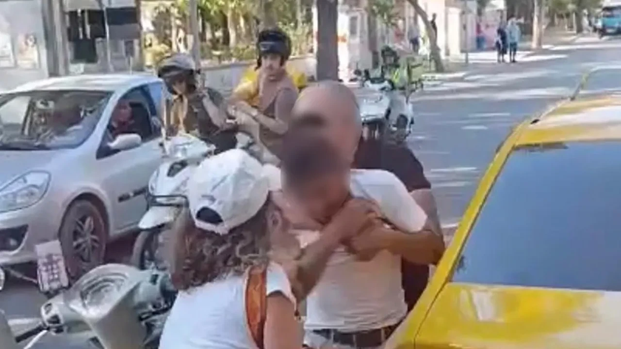 Trafik magandaları ceza dinlemiyor! Taksiciye saldırdı, dayak yemekten zor kurtuldu