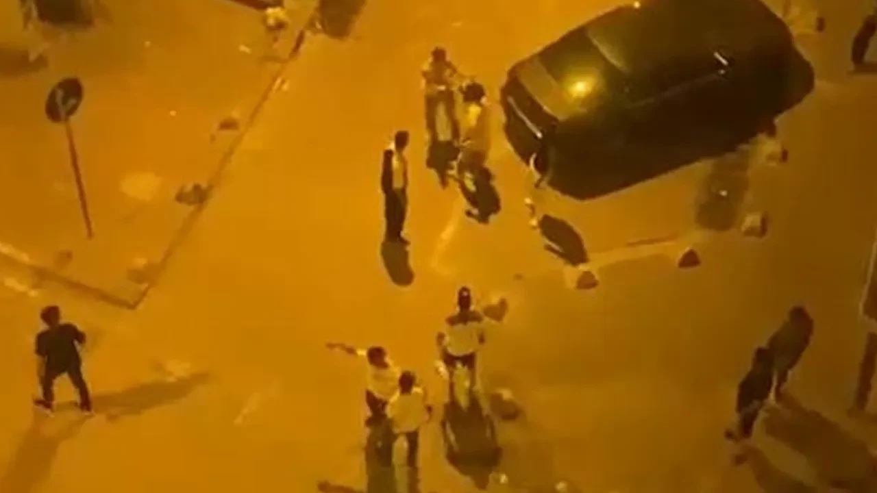 Yine Esenyurt yine kavga! Gençler sokak ortasında birbirine girdi