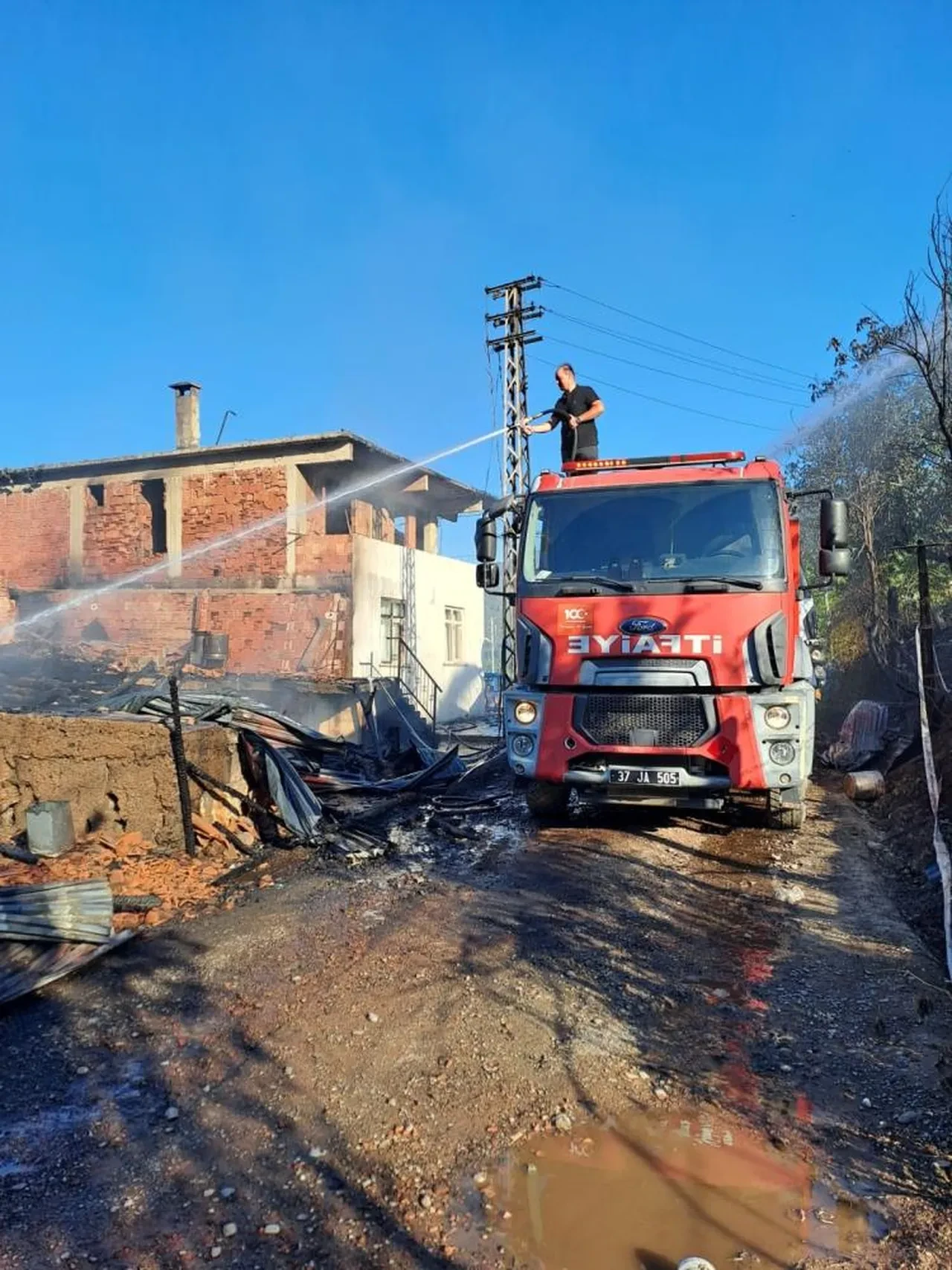 Kastamonu'da ev küle döndü: 1 eşek öldü!