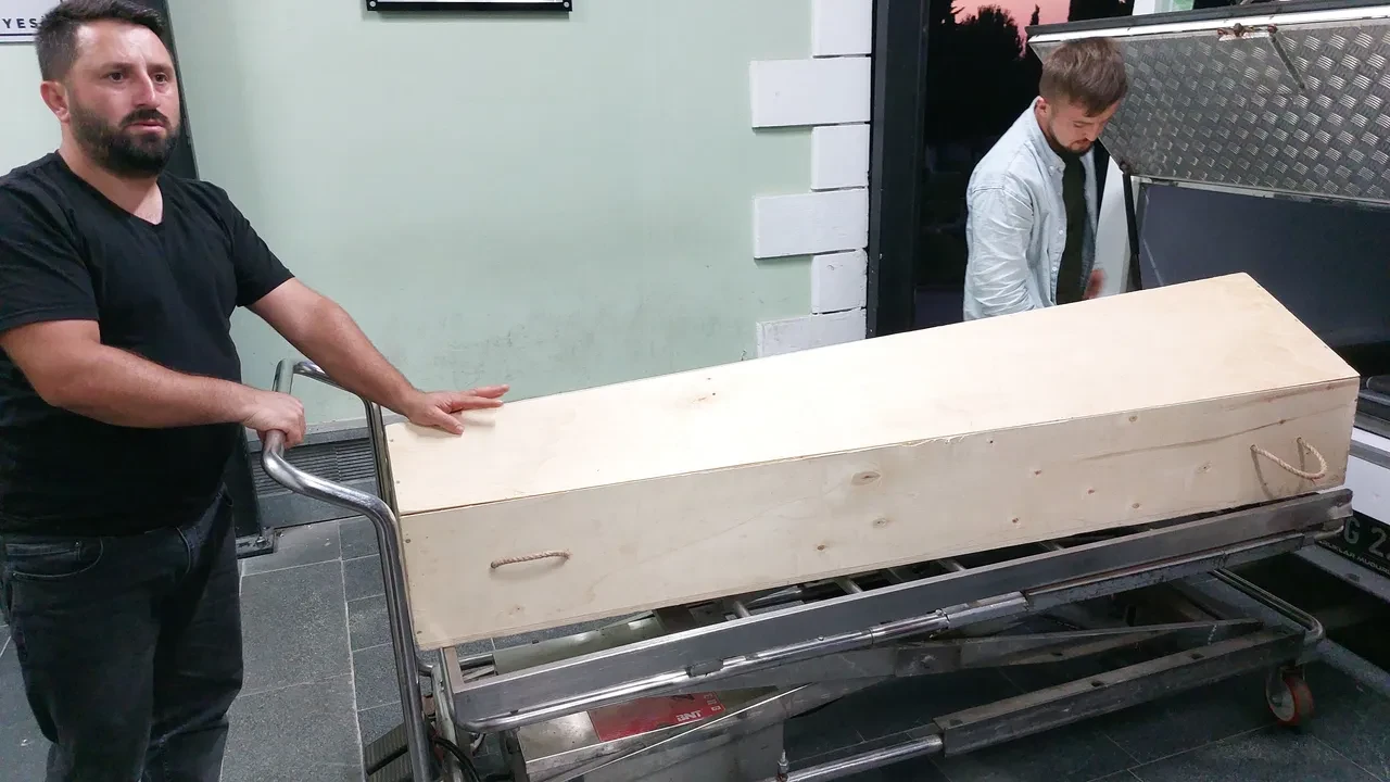 Birlikte yaşadığı kadını döve döve öldürdü!