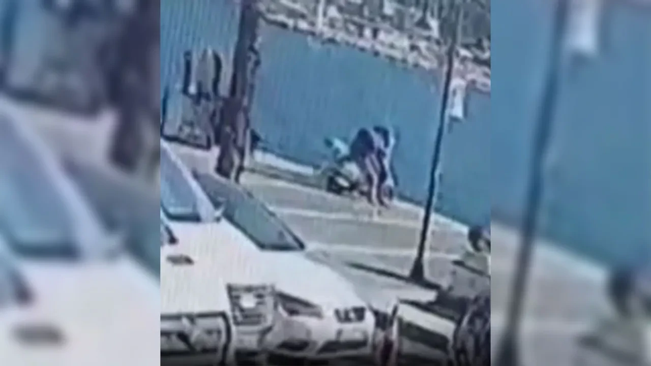 Eli kaydı, motosikletiyle denize uçtu! O anlar kamerada