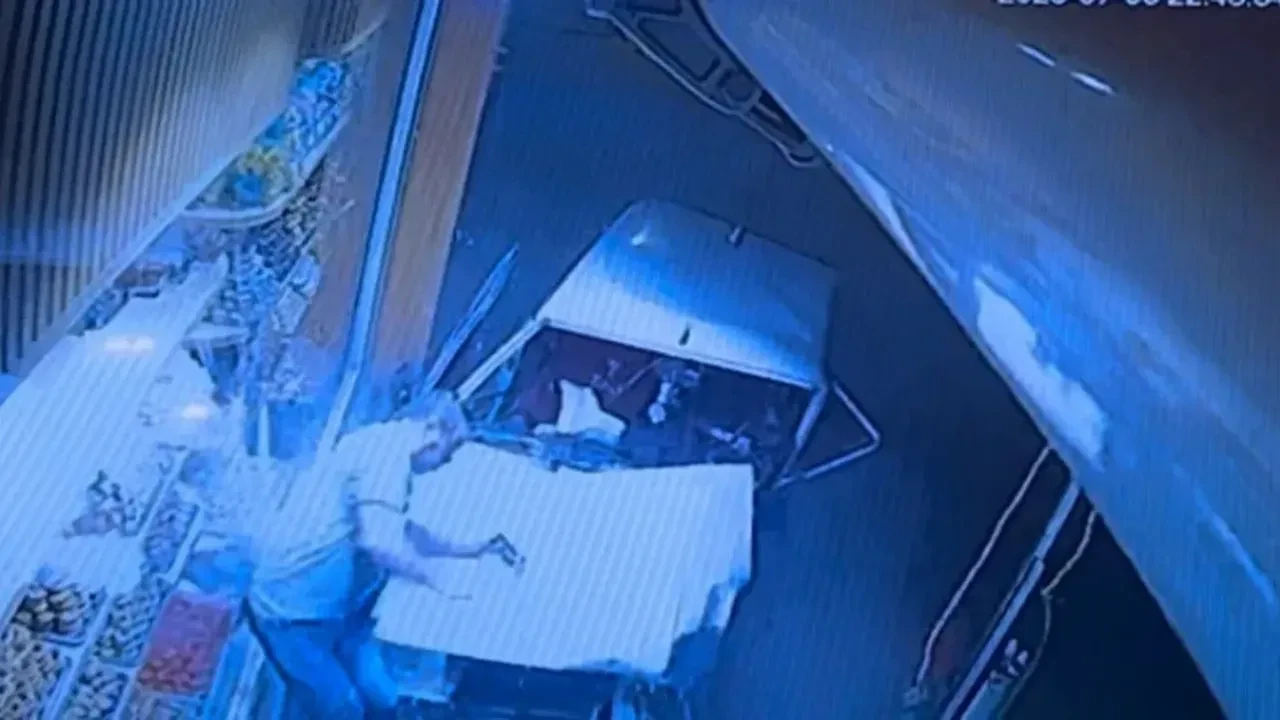 Eskişehir’de Tofaş araç, pastane vitrinine daldı, yaya kıl payı kurtuldu!