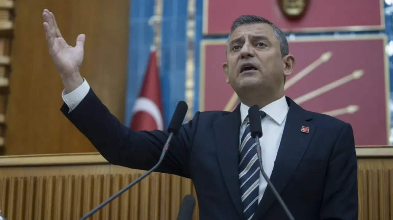 Fahrettin Altun'dan Cumhurbaşkanı Erdoğan'ı tehdit eden Özel'e sert tepki  