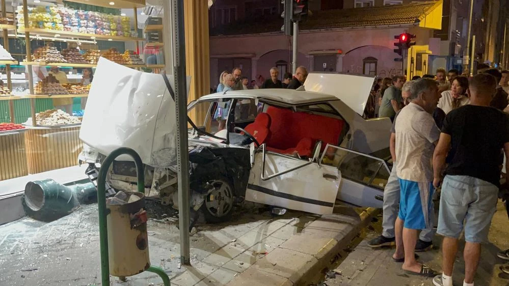 Eskişehir’de Tofaş araç, pastane vitrinine daldı, yaya kıl payı kurtuldu!