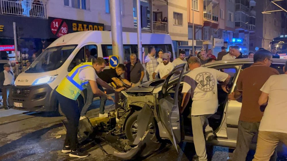 Eskişehir’de Tofaş araç, pastane vitrinine daldı, yaya kıl payı kurtuldu!