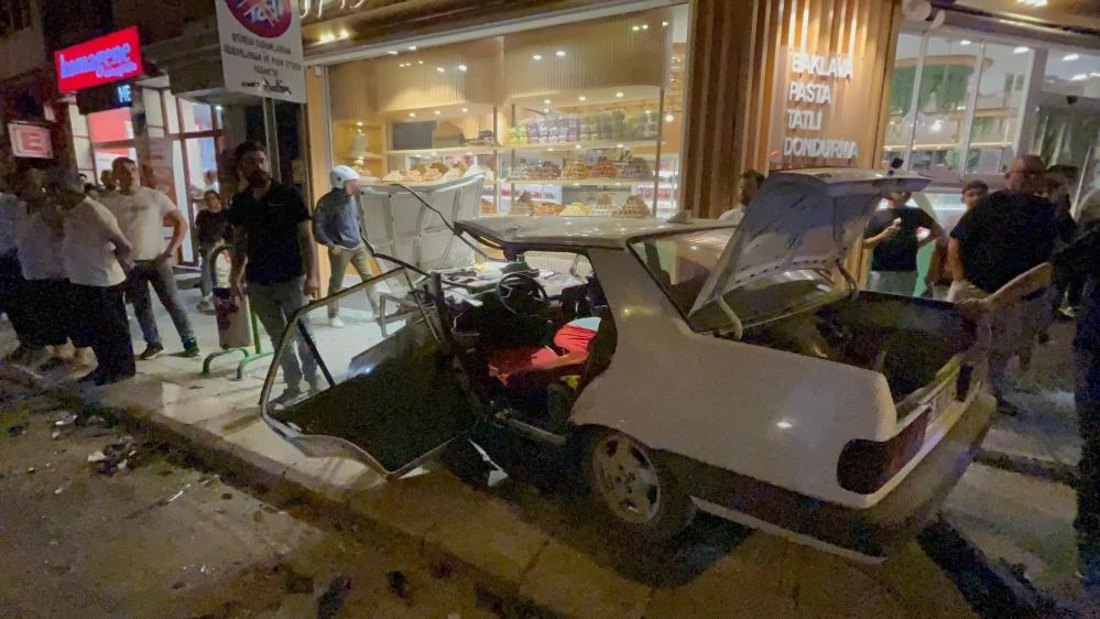 Eskişehir’de Tofaş araç, pastane vitrinine daldı, yaya kıl payı kurtuldu!