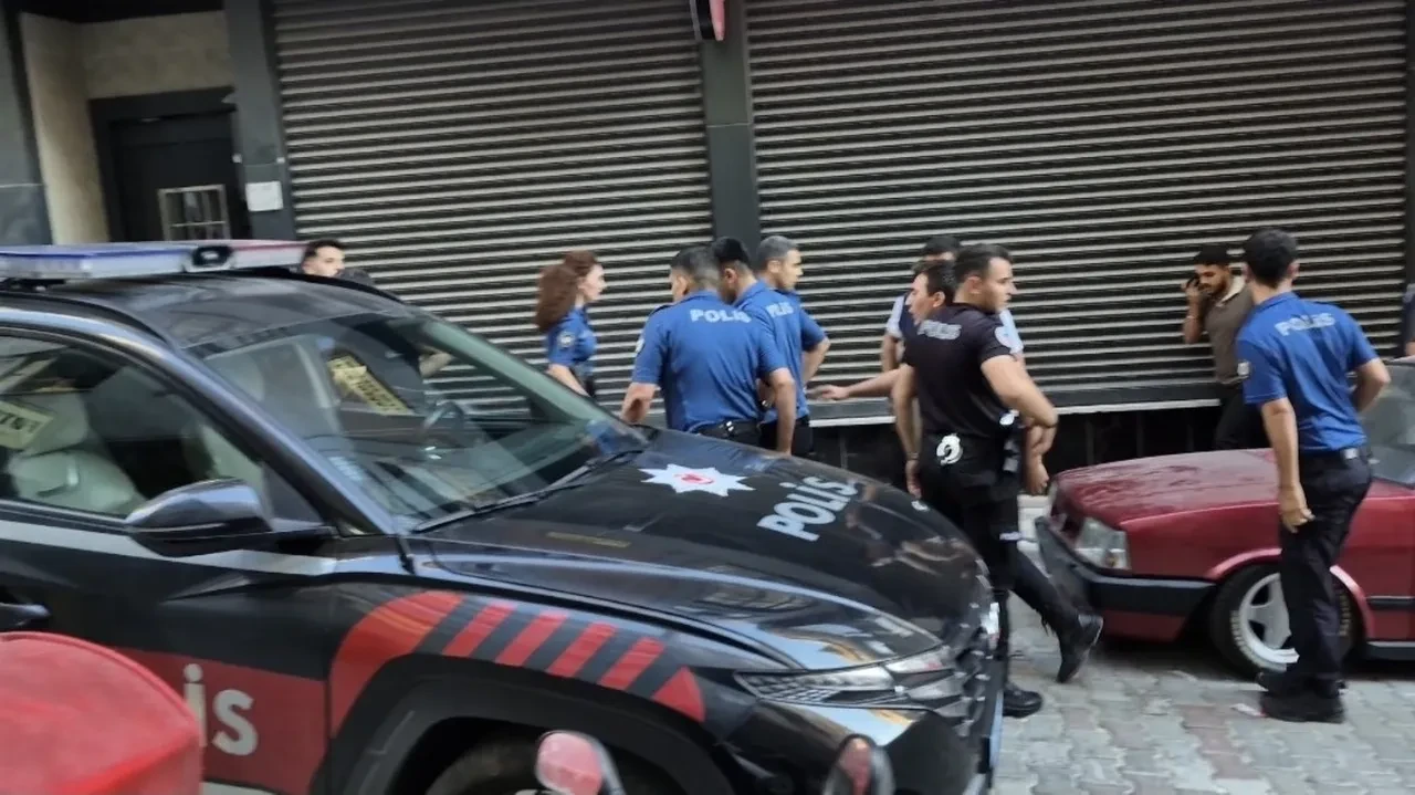 İstanbul'da devriye görevindeki polislere bıçaklı saldırı