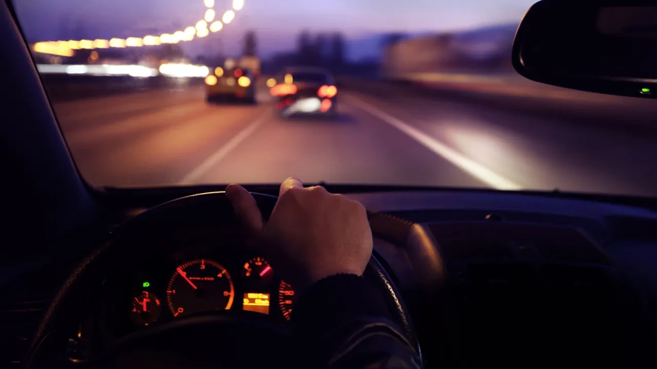 Karısını benzin istasyonunda unuttu, 300 km sonra fark etti