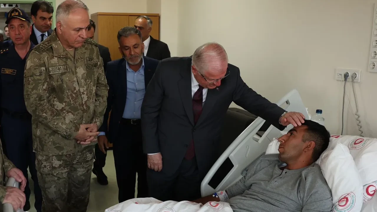 Metan gazından zehirlenen askerlerin tedavisi sürüyor: Bakan Güler ziyaret etti