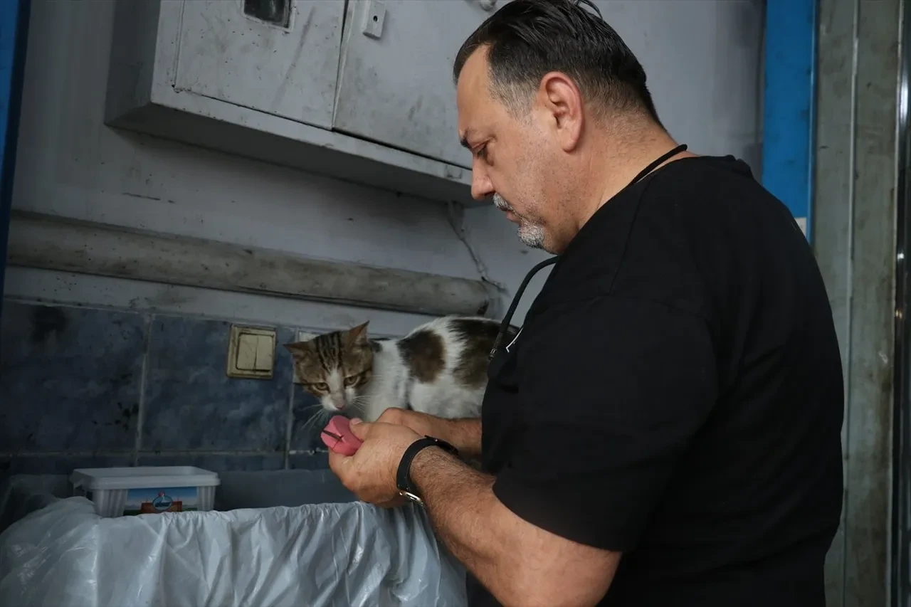 Motor ustası 'Psikopat' esnafın maskotu oldu! 'Onun yüzünden iş yapamıyorum'