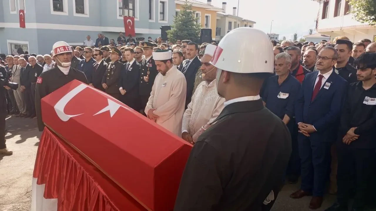 Pençe-Kilit şehitlerine acı veda! Gözyaşlarıyla ebediyete uğurlandılar