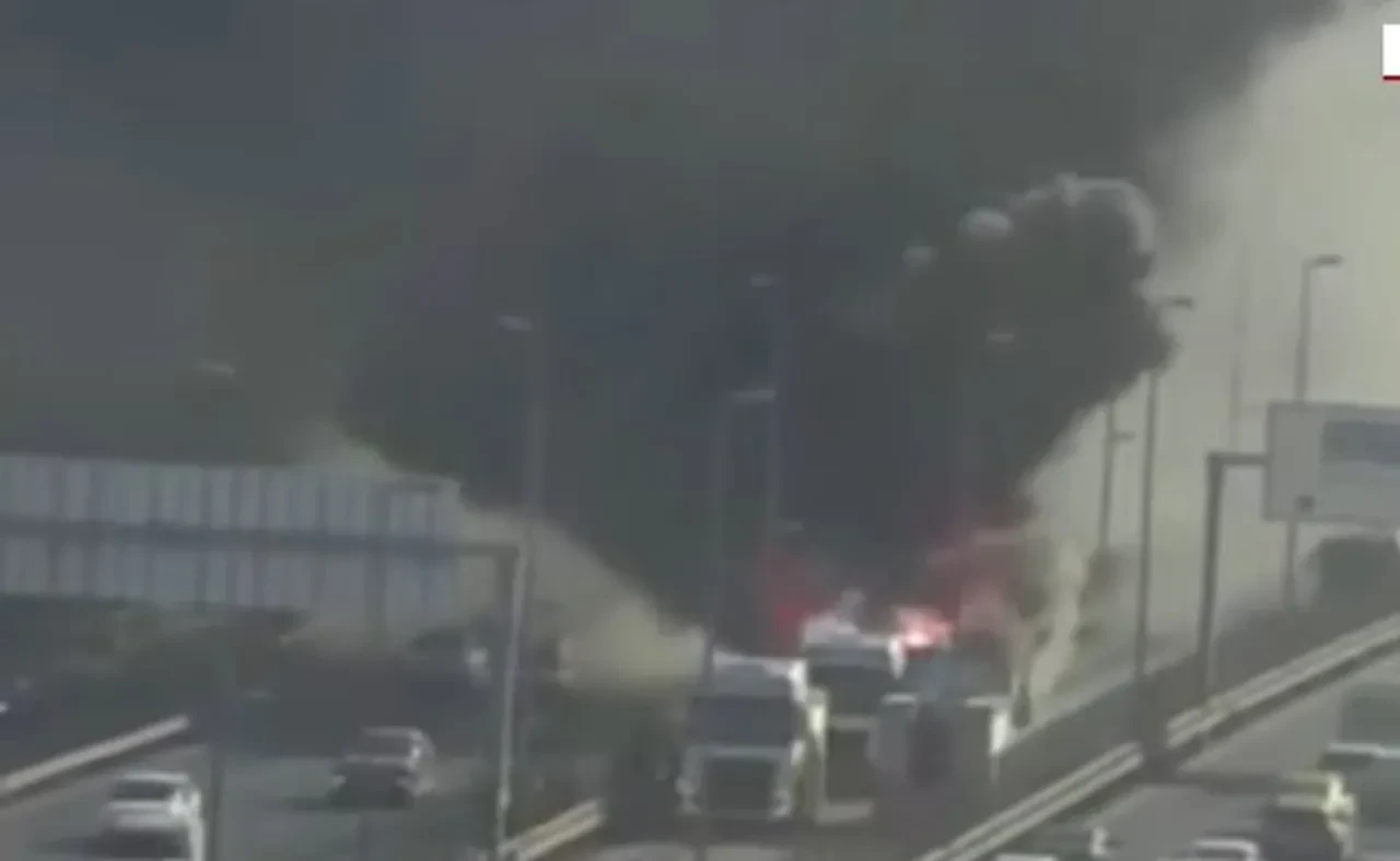 Son dakika | İstanbul'da metrobüs yandı! Gökyüzü simsiyah dumanla kaplandı