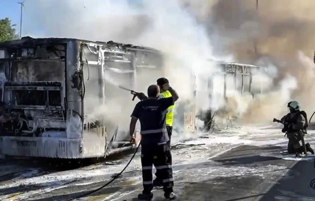 Son dakika | İstanbul'da metrobüs yandı! Gökyüzü simsiyah dumanla kaplandı