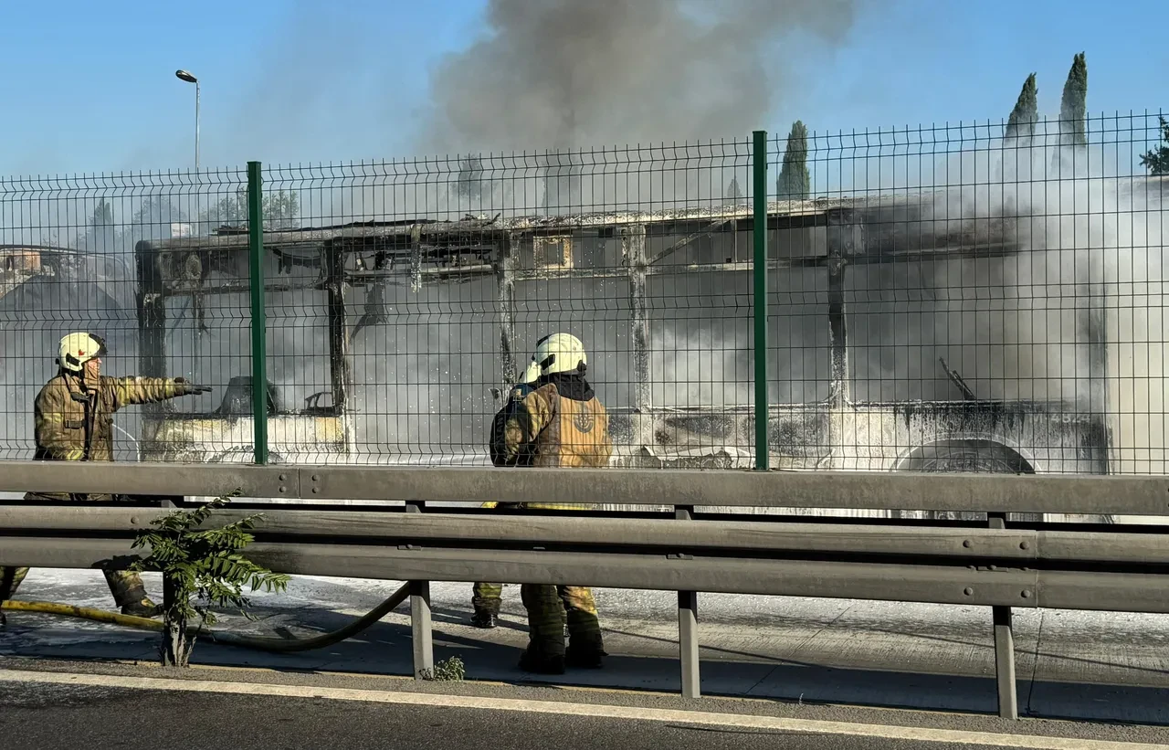 Son dakika | İstanbul'da metrobüs yandı! Gökyüzü simsiyah dumanla kaplandı