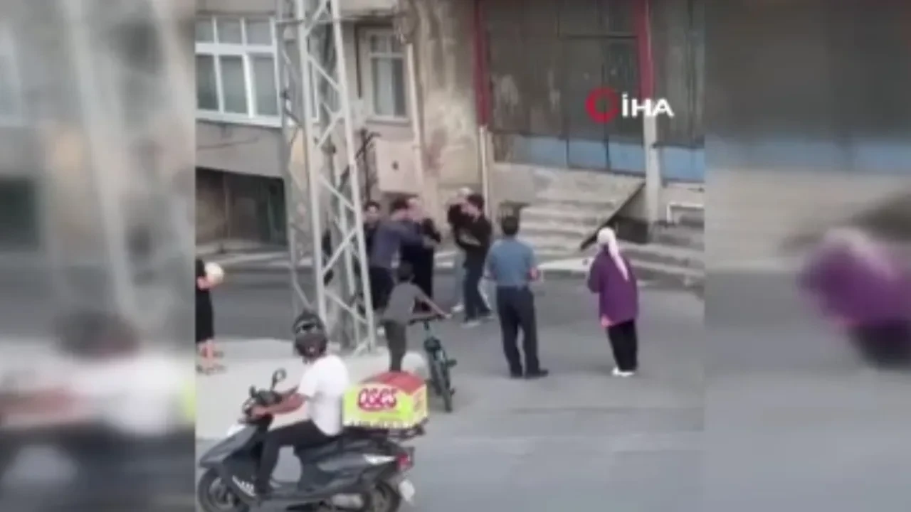 Sopalarla birbirlerine girdiler! O anlar kamerada