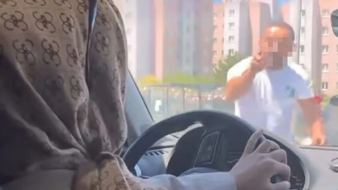 Trafikte aracıyla makas atan kadının önünü kesti