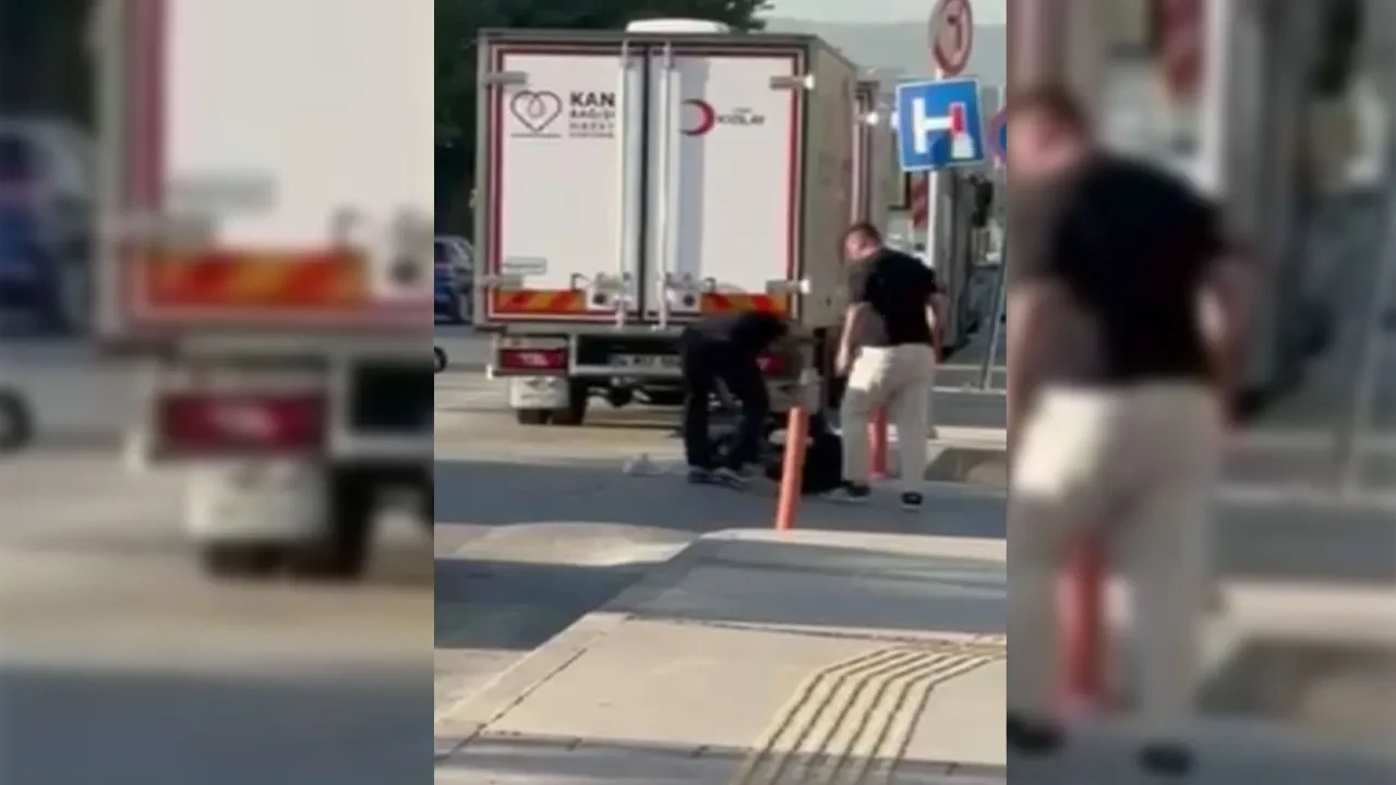 Trafikte tartıştığı motorcuyu canice darp etti! O anlar kamerada