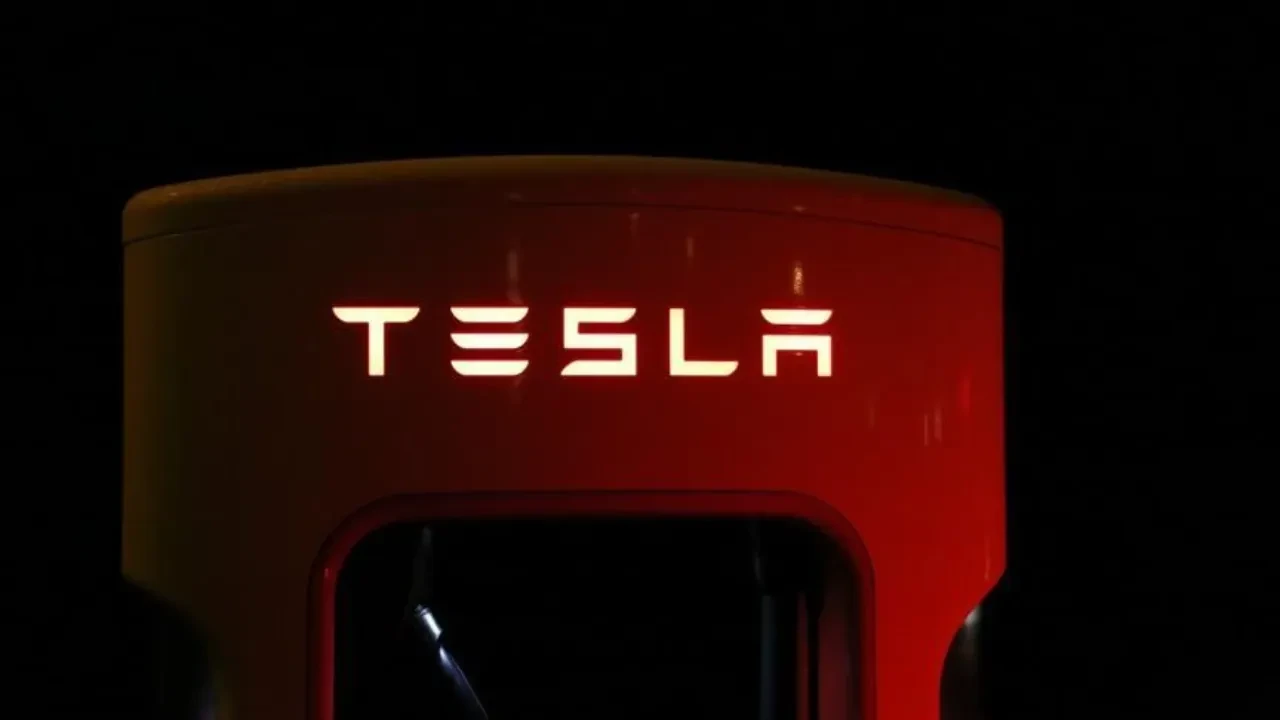 Yatırımcılar bekleyişte: Tesla hisseleri değer kaybediyor