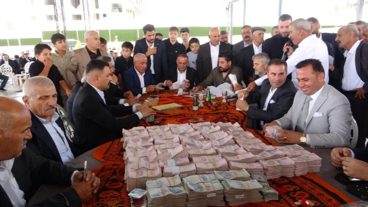 Yok böyle düğün: Takı yarışına girdiler! Altın ve para miktarı dudak uçuklattı