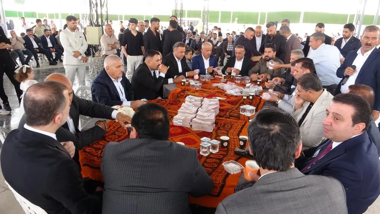 Yok böyle düğün: Takı yarışına girdiler! Altın ve para miktarı dudak uçuklattı
