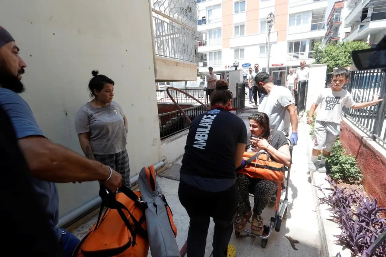 Antalya'da korkutan yangın! 7'si çocuk 10 kişi dumandan etkilendi