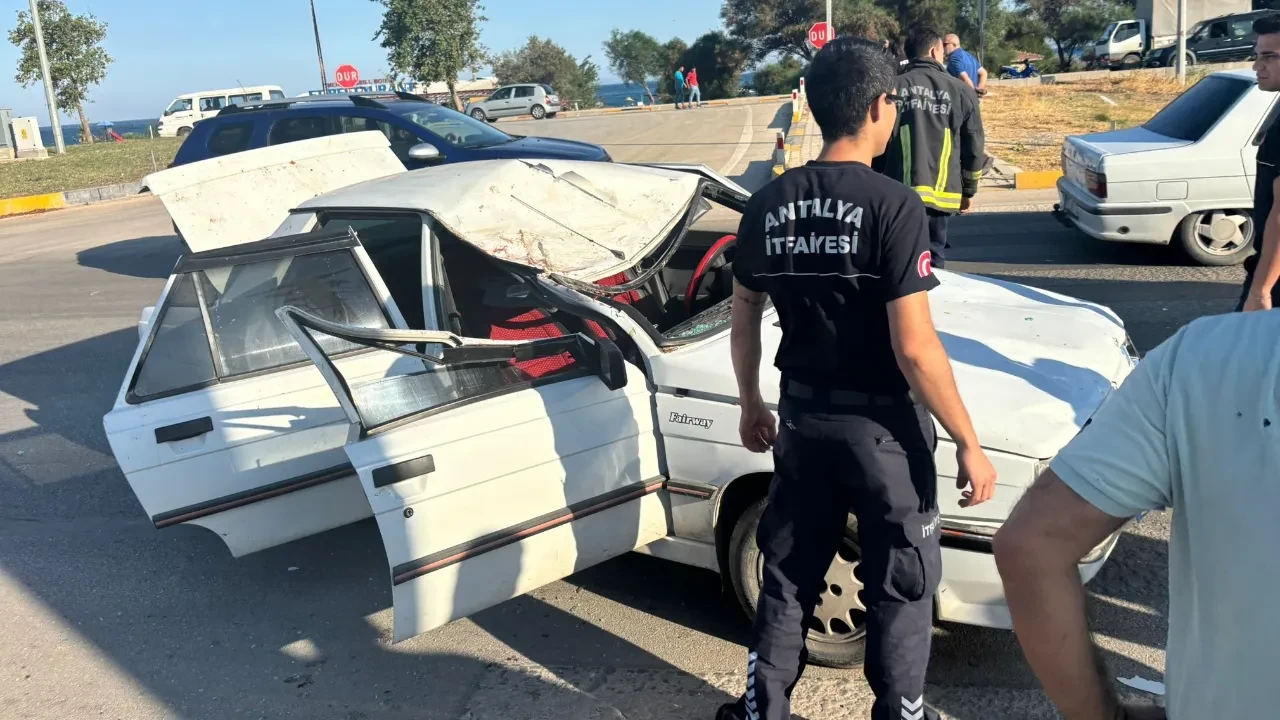 Başıboş gezen at yola fırladı! Araç hurdaya döndü! Yaralılar var