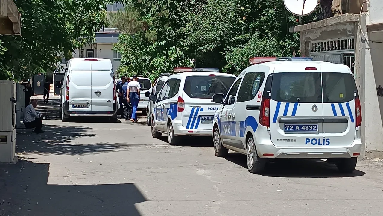 Batman'da dehşet! Öfkeli koca eşine ve kızına bıçakla saldırdı