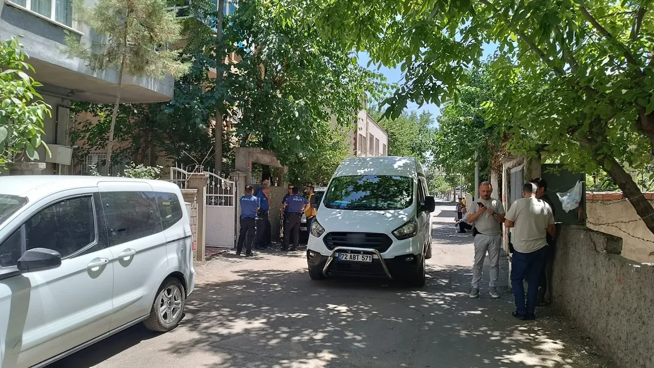 Batman'da dehşet! Öfkeli koca eşine ve kızına bıçakla saldırdı