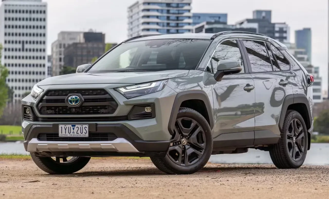 Daha az yakanı yok! En az tüketimle en çok yol giden 10 Japon hibriti