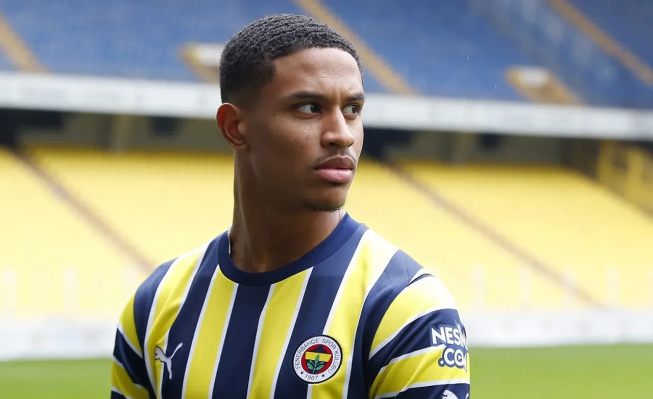 Fenerbahçe'de Jayden Oosterwolde gelişmesi! 2028 yılına kadar imza attı 