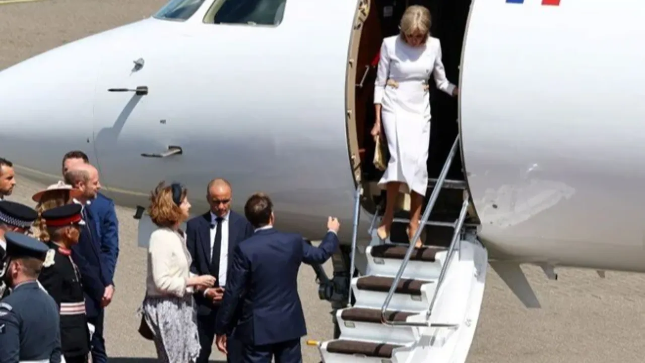 Fransız lider Macron ile eşi Brigitte arasında yeni gerginlik: Eli havada kaldı