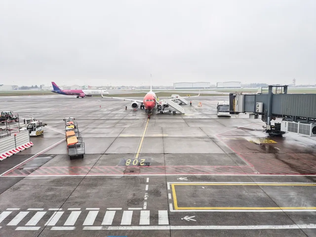 Kalkışa hazırlanan uçağın motoruna çekildi, hayatını kaybetti!